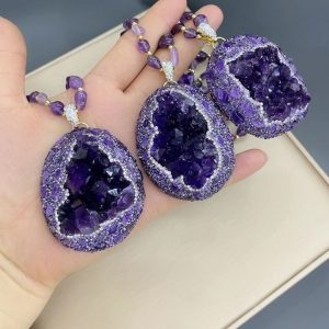 Adjustable sterling silver chain with raw-cut amethyst, blending modern fashion and ancient wisdom.