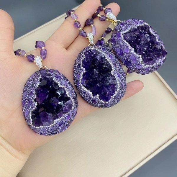 Adjustable sterling silver chain with raw-cut amethyst, blending modern fashion and ancient wisdom.