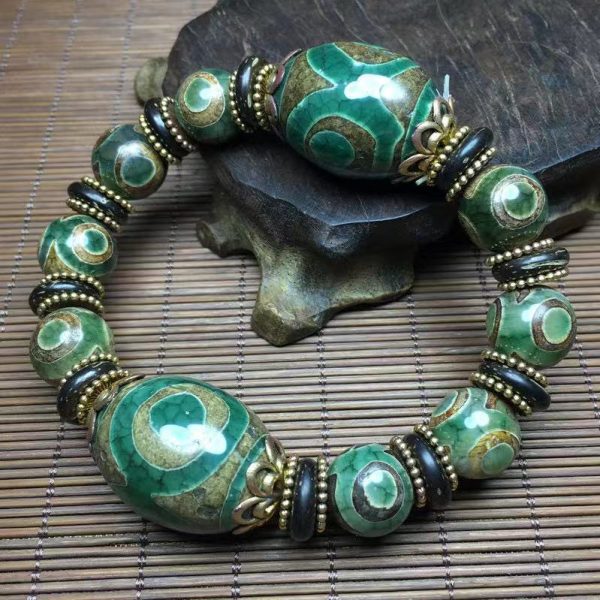 Elegant unisex Dzi bead bracelet, perfect for daily wear and meditation.