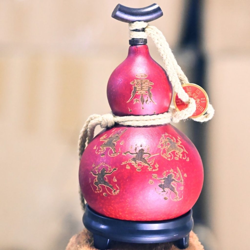 Natural Feng Shui gourd stopper placed on a desk, purifying space and attracting prosperity.