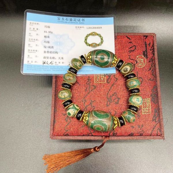 Nine-Eyes Dzi Bead Bracelet made of natural agate, radiating wealth and protection energy.