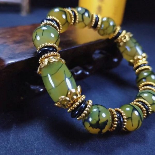 Unique yellow-green dragon pattern on agate beads, enhancing leadership and spiritual power.